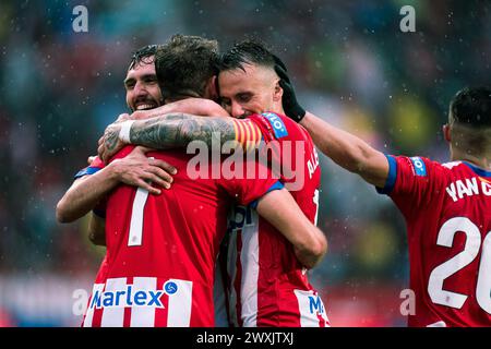 Girona, Spagna, 31, marzo 2024. Spagnolo LaLiga EA Sports: Girona FC vs Real Betis. (07) Cristhian Stuani celebra la sua partitura con (23) Ivan Martin e (14) Aleix Garcia. Crediti: Joan G/Alamy Live News Foto Stock
