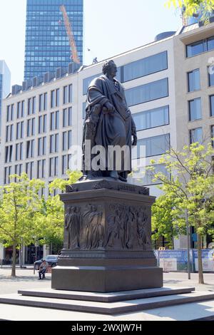 Monumento di Goethe a Goetheplatz, inaugurato nel 1844, Johann Wolfgang von Goethe statua di bronzo, da Ludwig von Schwanthaler, Francoforte, Germania Foto Stock