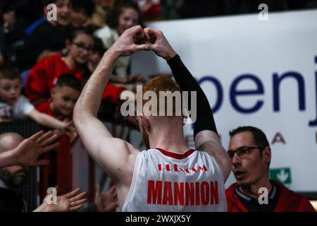 Niccolo Mannion #4 della pallacanestro Varese Openjobmetis saluta i tifosi durante LBA Lega Basket Una partita di regular season 2023/24 tra pallacanestro Varese Openjobmetis e Germani Brescia all'Itelyum Arena. Punteggio finale; OJM Varese 92 : 95 Germani Brescia. Foto Stock