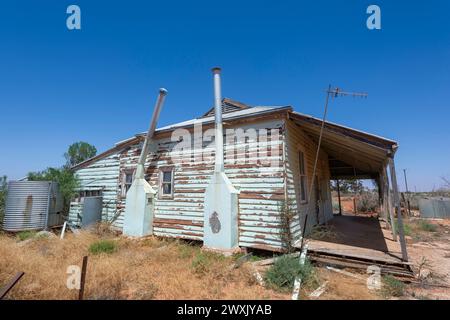 La casa degli impiegati abbandonata delle ex Commonwealth Railways a Rawlinna, una piccola e remota città dell'Outback lungo la Indian Pacific Railway Line da Sydney Foto Stock