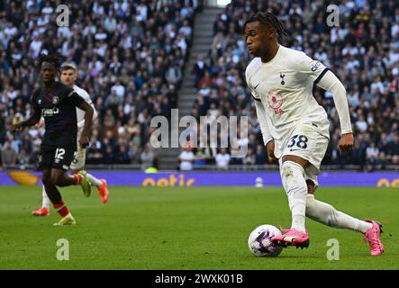 Londra, Regno Unito. 30 marzo 2024. Destiny Udogie del Tottenham Hotspur in azione.partita di Premier League, Tottenham Hotspur contro Luton Town allo stadio Tottenham Hotspur di Londra sabato 30 marzo 2024. Questa immagine può essere utilizzata solo per scopi editoriali. Foto per uso editoriale di Sandra Mailer/Andrew Orchard fotografia sportiva/Alamy Live news Credit: Andrew Orchard fotografia sportiva/Alamy Live News Foto Stock