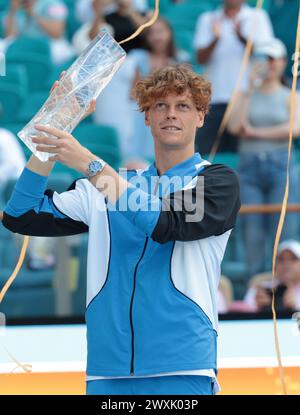 Miami, Stati Uniti d'America. 31 marzo 2024. MIAMI GARDENS, FLORIDA - MARZO 31: Jannik Sinner of Italy si vede con il trofeo vincente durante la finale maschile del Miami Open all'Hard Rock Stadium il 31 marzo 2024 a Miami (foto di Alberto E. Tamargo/Sipa USA) crediti: SIPA USA/Alamy Live News Foto Stock