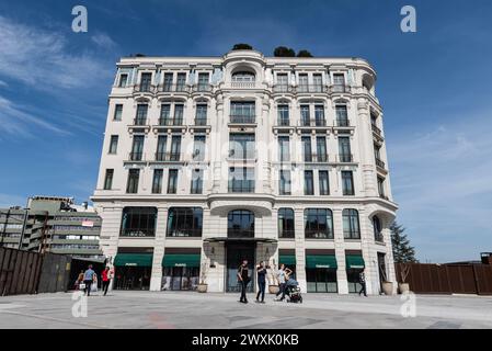 ISTANBUL, TURCHIA - 31 MARZO 2024: Edificio The Peninsula Hotel. Edificio dell'Organizzazione marittima turca per trasformarlo in un hotel nel progetto Galataport, K. Foto Stock