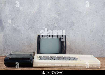 Home computer fai da te retro a 8 bit con registratore di dati a cassetta e monitor dal televisore su una scrivania in legno Foto Stock