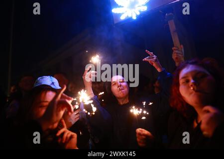 Personen mit Joints. Eine Demonstration zur Legalisierung von Cannabis unter dem motto Cannabis Normal AM 01. Aprile 2024: Brandenburger Tor a Berlino. AB dem 1. April ist der Konsum und Anbau in kleinen Mengen von Cannabis für Erwachsene erlaubt. In der Öffentlichkeit nur mit Einschränkungen. Dimostrazione zur Cannabis Legalisierung *** persone con articolazioni Una dimostrazione per la legalizzazione della cannabis sotto il motto Cannabis Normal il 1 aprile 2024 alla porta di Brandeburgo a Berlino dal 1 aprile, il consumo e la coltivazione di piccole quantità di cannabis saranno consentiti per gli adulti Foto Stock