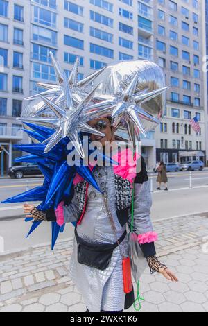 New York, EUA. 31 marzo 2024. (NOVITÀ) Parata di Pasqua alla Cattedrale di San Patrizio. 31 marzo 2024, New York, USA: La parata di Pasqua, sinonimo di abbigliamento alla moda e cappelli elaborati, ebbe origine sulla Fifth Avenue a New York negli anni '1870 È cresciuto fino ad attrarre oltre un milione di partecipanti entro il 1947, ma è diminuito in popolarità nel corso del tempo. Tuttavia, oggi, c'è una rinascita di creatività e moda, con più persone che mostrano i loro elaborati costumi. (Foto: Anthony Oliveira/Thenews2/Zumapress) (immagine di credito: © Anthony Oliveira/TheNEWS2 via ZUMA Press Wire) SOLO PER USO EDITORIALE! Non per Commercial US Foto Stock