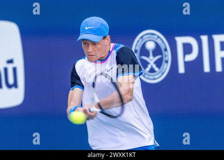 Miami Gardens, Stati Uniti. 31 marzo 2024. Jinnik Sinner, dall'Italia, colpisce Grigor Dimitrov dalla Bulgaria nella finale dell'uomo del Miami Open all'Hard Rock Stadium di Miami Gardens, Florida, domenica 31 marzo 2024. Sinner ha battuto in finale Dimitrov 6-3, 6-1.Photos di Gary i Rothstein/UPI Credit: UPI/Alamy Live News Foto Stock