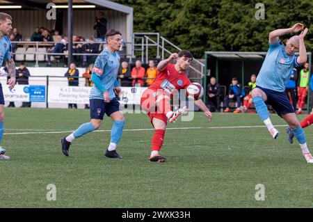 Sam Burns colpisce un pallone verso la porta quando Morpeth Town ospita Warrington Rylands nella NPL Premier Division Foto Stock