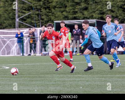 Sam Burns fugge dalla difesa quando Morpeth Town ospita Warrington Rylands nella NPL Premier Division Foto Stock