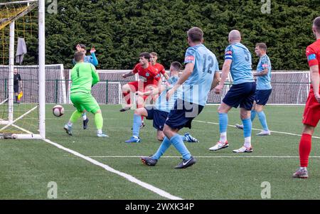 Sam Burns segna sul pallone quando Morpeth Town ospita Warrington Rylands nella NPL Premier Division Foto Stock