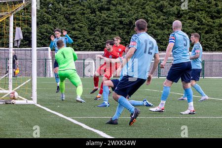 Sam Burns segna sul pallone quando Morpeth Town ospita Warrington Rylands nella NPL Premier Division Foto Stock