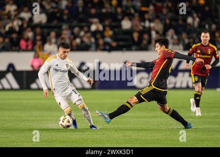 L'attaccante dei Los Angeles Galaxy Gabriel PEC (11) è difeso dal centrocampista dei Seattle Sounders Josh Atencio (8) durante una partita MLS, sabato 30 marzo 2023, Foto Stock