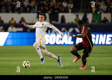 L'attaccante dei Los Angeles Galaxy Gabriel PEC (11) è difeso dal difensore dei Seattle Sounders Nouhou Tolo (5) durante un match MLS, sabato 30 marzo 2023, a Foto Stock