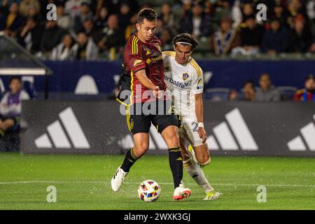 Il difensore dei Seattle Sounders Jackson Ragen (25) protegge l'attaccante dei Los Angeles Galaxy Miguel Berry (27) durante un match della MLS, sabato 30 marzo 2023, a. Foto Stock