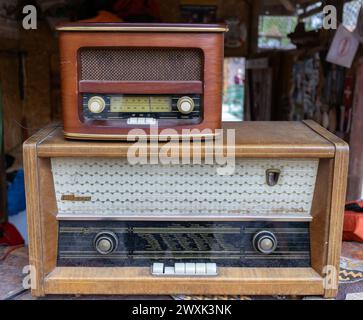 radio d'epoca esposte in un gazebo di legno Foto Stock