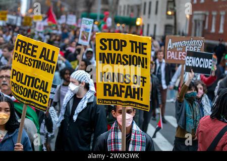 New York, Stati Uniti. 30 marzo 2024. I manifestanti pro-palestinesi marciano durante una manifestazione nel 48° anniversario della giornata della Terra palestinese il 30 marzo 2023 a New York. Ogni anno, il 30 marzo, i palestinesi osservano la giornata della Terra, o Yom al-Ard, ricordando gli eventi del 30 marzo 1976, quando sei palestinesi disarmati sono stati uccisi e più di 100 feriti dalle forze israeliane durante le proteste contro la confisca israeliana della terra palestinese. (Foto di Michael Nigro/Pacific Press) credito: Pacific Press Media Production Corp./Alamy Live News Foto Stock