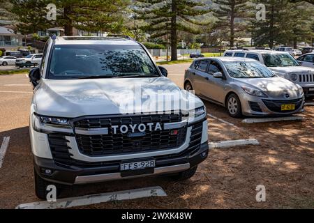 Modello Toyota Landcruiser GR sport 2024, parcheggiato presso il parcheggio Newport Beach a Sydney, NSW, Australia Foto Stock