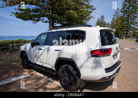 Modello Toyota Landcruiser GR sport 2024, parcheggiato presso il parcheggio Newport Beach a Sydney, NSW, Australia Foto Stock