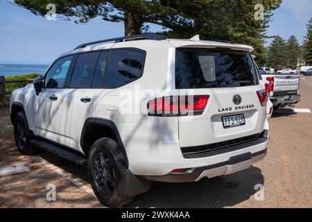 Modello Toyota Landcruiser GR sport 2024, parcheggiato presso il parcheggio Newport Beach a Sydney, NSW, Australia Foto Stock