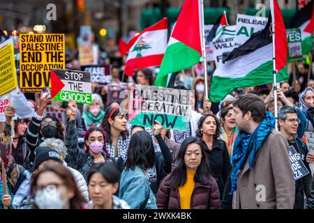 New York, New York, Stati Uniti. 30 marzo 2024. I manifestanti pro-palestinesi marciano durante una manifestazione nel 48° anniversario della giornata della Terra palestinese il 30 marzo 2023 a New York. Ogni anno, il 30 marzo, i palestinesi osservano la giornata della Terra, o Yom al-Ard, ricordando gli eventi del 30 marzo 1976, quando sei palestinesi disarmati sono stati uccisi e più di 100 feriti dalle forze israeliane durante le proteste contro la confisca israeliana della terra palestinese. (Credit Image: © Michael Nigro/Pacific Press via ZUMA Press Wire) SOLO PER USO EDITORIALE! Non per USO commerciale! Foto Stock