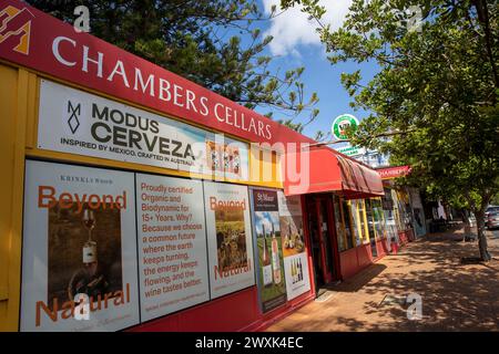 Negozio di liquori australiani fuori dal negozio di bottiglie di Newport Beach Sydney che vende birra locale Modus e Australia Victoria Bitter VB Foto Stock