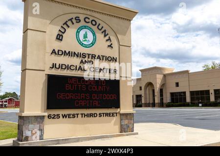 Jackson, GA / USA - 31 marzo 2024: Vista sul fronte della contea di Butts, GA Administration and Judicial Center. Foto Stock