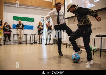 Ministro della cooperazione allo sviluppo e ministro della politica globale per il clima, Dan Jorgensen L del Partito socialdemocratico gioca a calcio contro Ali Jassem al Jumaily R della serie DR Ultra EN per holdet durante il lancio del calendario 2023 dei paesi in via di sviluppo per bambini, il 6 ottobre, 2023 Copenhagen Christianshavns Skole Danimarca Copyright: xKristianxTuxenxLadegaardxBergx IMG 4905 Foto Stock