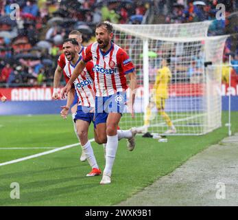 Sabadell, Barcellona, Spagna. 31 marzo 2024. Barcellona Spagna 31.03.2024 Cristhian Stuani (Girona FC) e Ivan Martin (Girona FC) festeggiano dopo aver segnato il terzo gol della sua squadra durante la Liga EA Sports tra Girona FC e Real Betis a Montilivi il 31 marzo 2024 a Girona. (Credit Image: © Xavi Urgeles/ZUMA Press Wire) SOLO PER USO EDITORIALE! Non per USO commerciale! Foto Stock