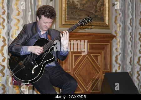 Parigi, Francia. 30 aprile 2015. Sylvain Luc si esibisce sul palco durante la quarta giornata Internazionale del Jazz a Parigi, in Francia Foto Stock