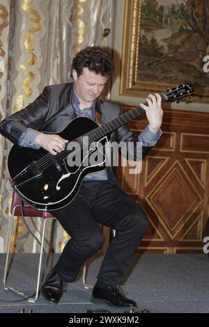 Parigi, Francia. 30 aprile 2015. Sylvain Luc si esibisce sul palco durante la quarta giornata Internazionale del Jazz a Parigi, in Francia Foto Stock
