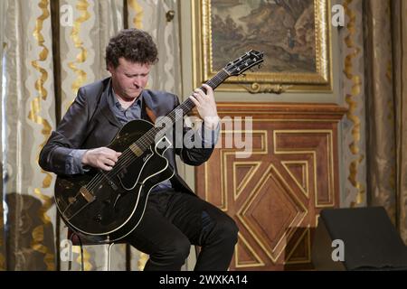 Parigi, Francia. 30 aprile 2015. Sylvain Luc si esibisce sul palco durante la quarta giornata Internazionale del Jazz a Parigi, in Francia Foto Stock
