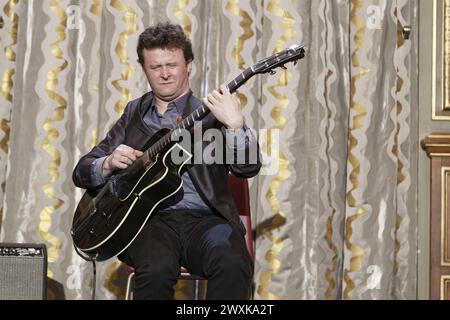 Parigi, Francia. 30 aprile 2015. Sylvain Luc si esibisce sul palco durante la quarta giornata Internazionale del Jazz a Parigi, in Francia Foto Stock