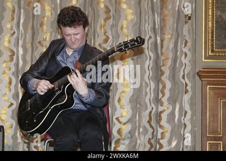Parigi, Francia. 30 aprile 2015. Sylvain Luc si esibisce sul palco durante la quarta giornata Internazionale del Jazz a Parigi, in Francia Foto Stock