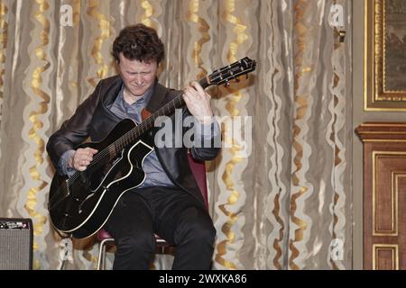 Parigi, Francia. 30 aprile 2015. Sylvain Luc si esibisce sul palco durante la quarta giornata Internazionale del Jazz a Parigi, in Francia Foto Stock