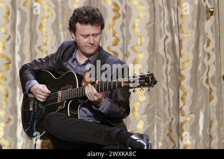 Parigi, Francia. 30 aprile 2015. Sylvain Luc si esibisce sul palco durante la quarta giornata Internazionale del Jazz a Parigi, in Francia Foto Stock