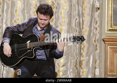 Parigi, Francia. 30 aprile 2015. Sylvain Luc si esibisce sul palco durante la quarta giornata Internazionale del Jazz a Parigi, in Francia Foto Stock