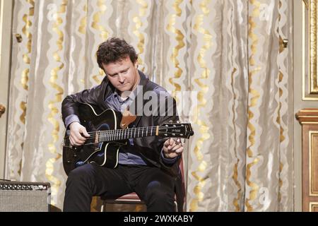 Parigi, Francia. 30 aprile 2015. Sylvain Luc si esibisce sul palco durante la quarta giornata Internazionale del Jazz a Parigi, in Francia Foto Stock