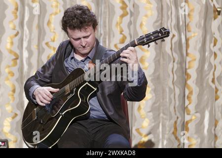 Parigi, Francia. 30 aprile 2015. Sylvain Luc si esibisce sul palco durante la quarta giornata Internazionale del Jazz a Parigi, in Francia Foto Stock