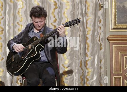Parigi, Francia. 30 aprile 2015. Sylvain Luc si esibisce sul palco durante la quarta giornata Internazionale del Jazz a Parigi, in Francia Foto Stock