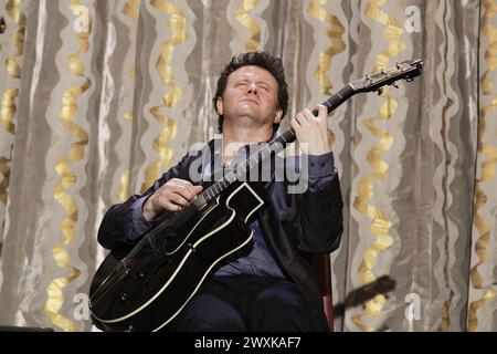 Parigi, Francia. 30 aprile 2015. Sylvain Luc si esibisce sul palco durante la quarta giornata Internazionale del Jazz a Parigi, in Francia Foto Stock