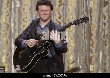 Parigi, Francia. 30 aprile 2015. Sylvain Luc si esibisce sul palco durante la quarta giornata Internazionale del Jazz a Parigi, in Francia Foto Stock