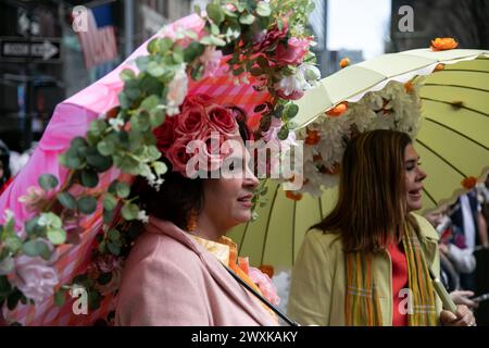 New York, Stati Uniti. 31 marzo 2024. Le persone partecipano alla Easter Parade and Bonnet Festival a New York, Stati Uniti, 31 marzo 2024. Crediti: Michael Nagle/Xinhua/Alamy Live News Foto Stock