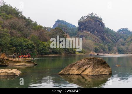 2 FEBBRAIO 2022, FUJIAN, CINA: Un uomo che raccoglie rifiuti sul fiume nella zona panoramica di Wuyishan Foto Stock