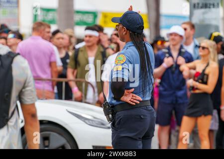 Miami, Florida, USA - 23 marzo 2024: Polizia che regola il traffico al Miami Ultra Music Festival Foto Stock