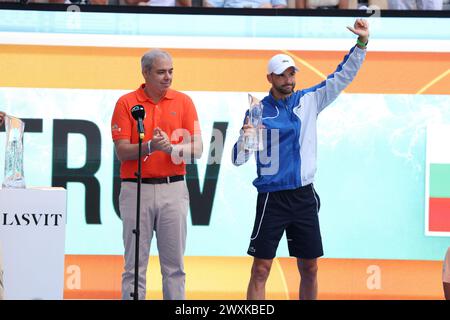 MIAMI GARDENS, FLORIDA - MARZO 31: Grigor Dimitrov dalla Bulgaria posa con il trofeo maschile Miami Open all'Hard Rock Stadium il 31 marzo 2024 a Miami Gardens, Florida. Persone: Grigor Dimitrov credito: Storms Media Group/Alamy Live News Credit: Storms Media Group/Alamy Live News Foto Stock