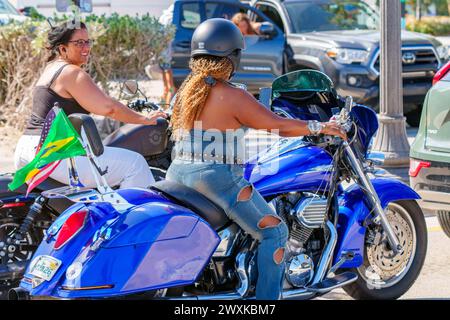 Fort Lauderdale, FL, USA - 30 marzo 2024: Due motociclisti donne a Fort Lauderdale Beach FL Foto Stock