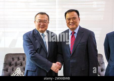 Bangkok, Vice primo ministro tailandese e Ministro dell'interno Anutin Charnvirakul in Thailandia. 30 marzo 2024. Liu Jianchao, capo del Comitato centrale del Dipartimento internazionale del Partito Comunista Cinese (PCC), incontra il leader del partito Bhumjaithai, vice primo ministro tailandese e ministro dell'interno Anutin Charnvirakul in Thailandia, 30 marzo 2024. Liu Jianchao ha guidato una delegazione del PCC in visita in Thailandia da venerdì a domenica. Crediti: Wang Teng/Xinhua/Alamy Live News Foto Stock