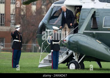 Washington DC, Stati Uniti. 31 marzo 2024. Il presidente degli Stati Uniti Joe Biden torna a Washington, DC via Fort Lesley J. McNair, a Washington, DC, dopo aver trascorso il weekend di Pasqua a Camp David, il 31 marzo 2024 credito: Chris Kleponis/Pool via CNP/MediaPunch credito: MediaPunch Inc/Alamy Live News Foto Stock