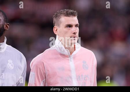 Madrid, Spagna. 31 marzo 2024. Andriy Lunin del Real Madrid CF guarda prima della partita di calcio della settimana 30 della Liga tra il Real Madrid CF e il Club sportivo allo stadio Santiago Bernabeu. Punteggio finale: Real Madrid CF 2 : 0 Athletic Club crediti: SOPA Images Limited/Alamy Live News Foto Stock