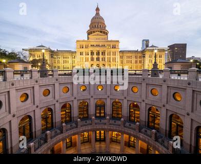 Il campidoglio del Texas con l'estensione del campidoglio in primo piano, fotografato ad Austin al crepuscolo. Foto Stock